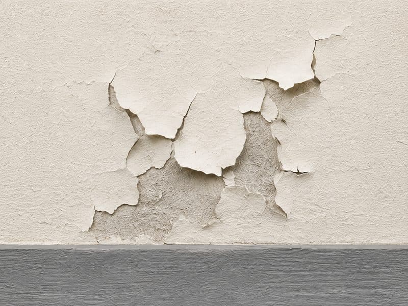 Peinture de façade écaillée
