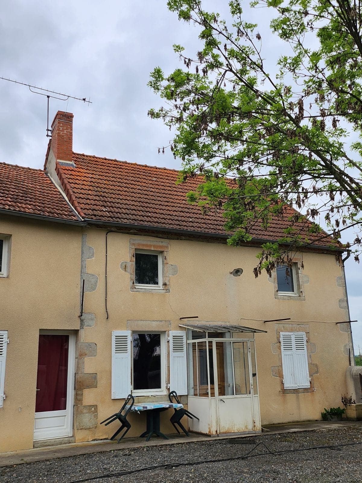 Démoussage complet d’une toiture en tuiles — avant